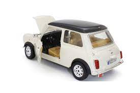 Mini Cooper 1969 1/18 Scale Model Car by Bburago - Image 4