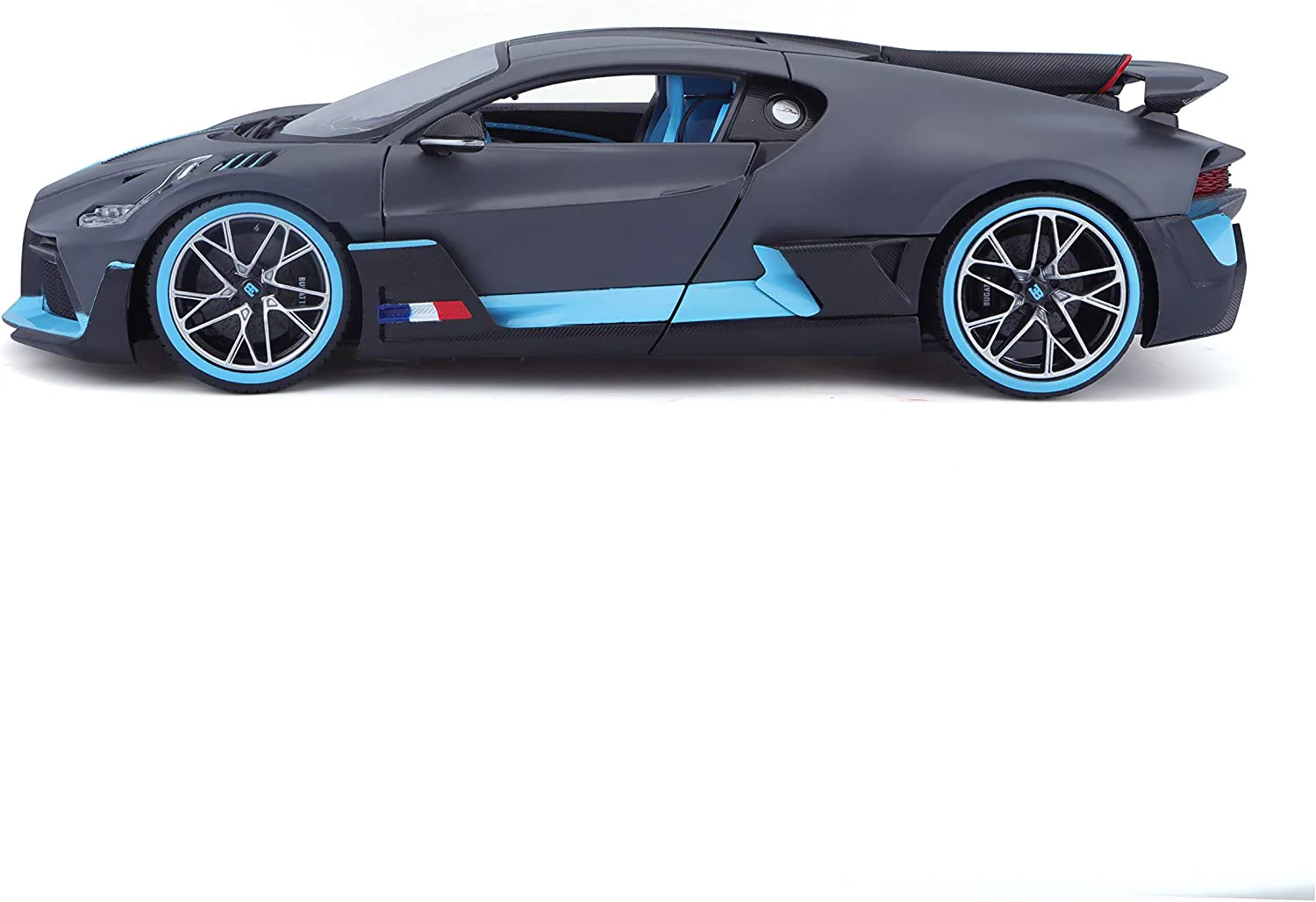 Bugatti Divo 1/18 Scale Die Cast Model Car  by BBurago - Image 6