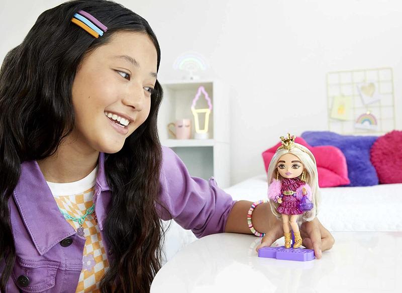 Barbie Extra Minis Doll - Gold Crown - Image 2