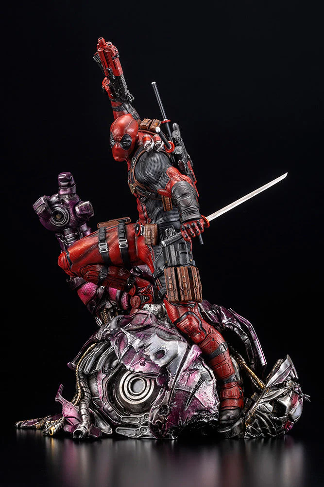Deadpool 1/6 Scale Fine Art Signature Statue Featuring Kucharek Brothers - Image 4