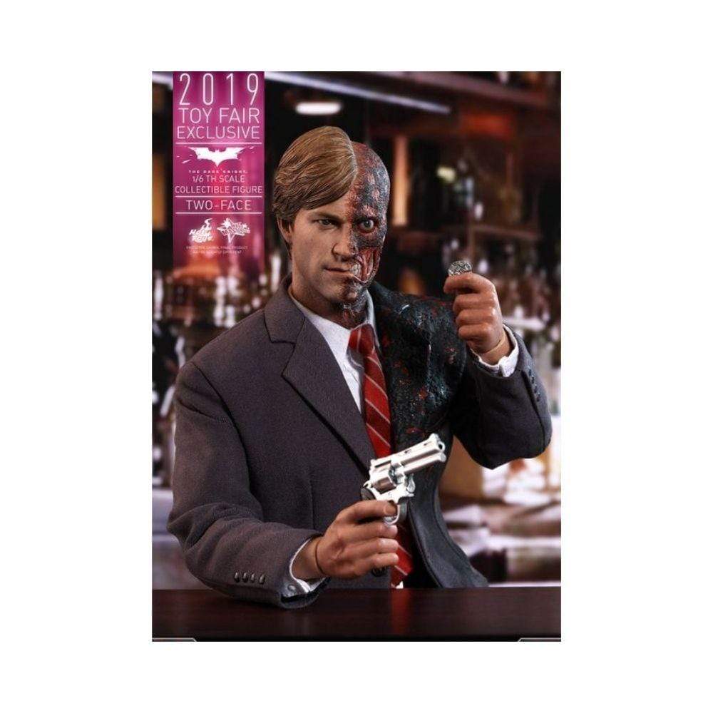 Hot Toys : Harvey Dent (Two-Face) The Dark Knight Toy Fair 2019 - Image 3