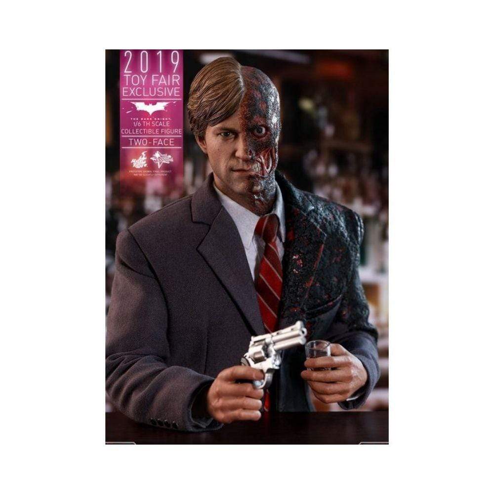Hot Toys : Harvey Dent (Two-Face) The Dark Knight Toy Fair 2019 - Image 4