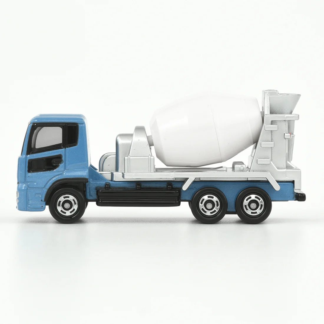 Quon Mixer Truck Core Tomica By Takara Tomica - Image 2