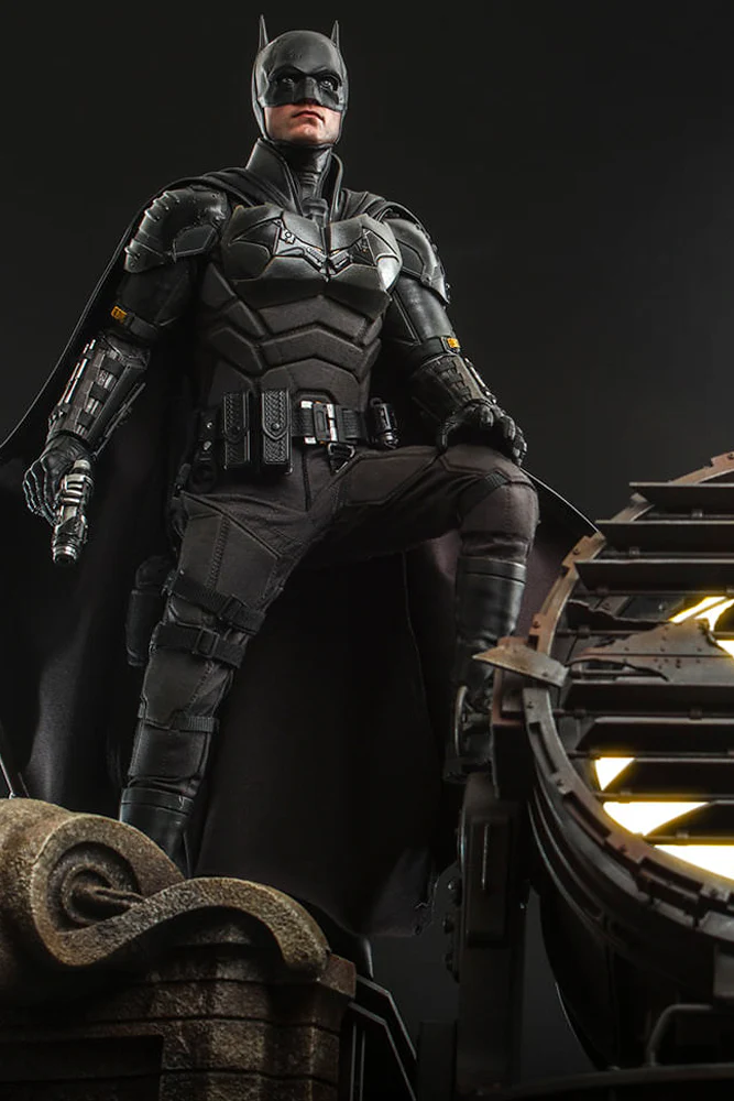 THE BATMAN - BATMAN AND BAT-SIGNAL SIXTH SCALE COLLECTIBLE SET BY HOT TOYS - Image 2