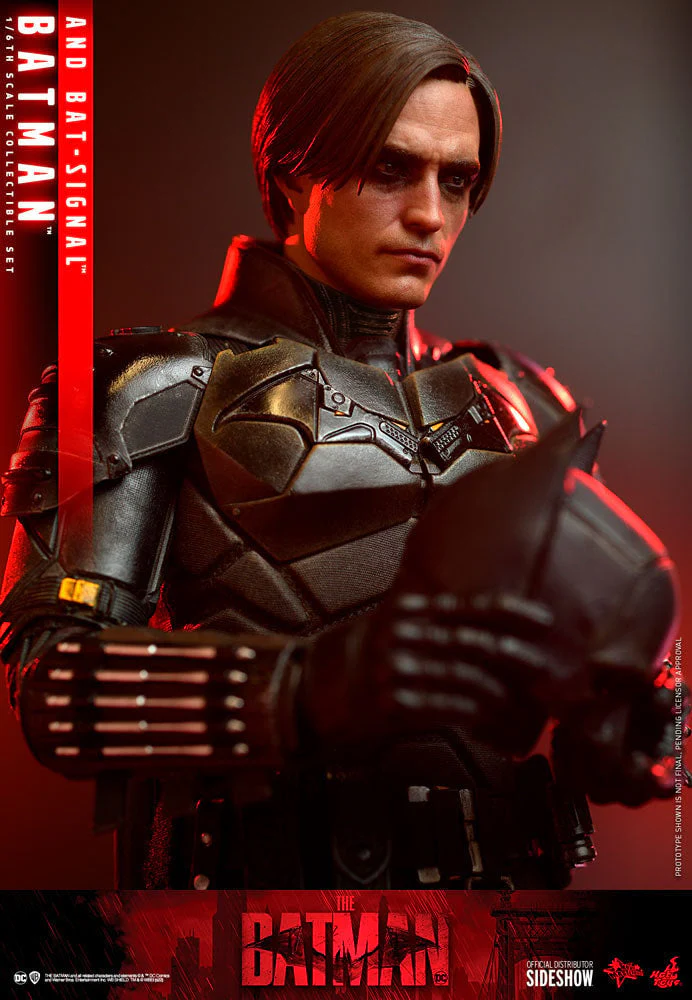 THE BATMAN - BATMAN AND BAT-SIGNAL SIXTH SCALE COLLECTIBLE SET BY HOT TOYS - Image 6