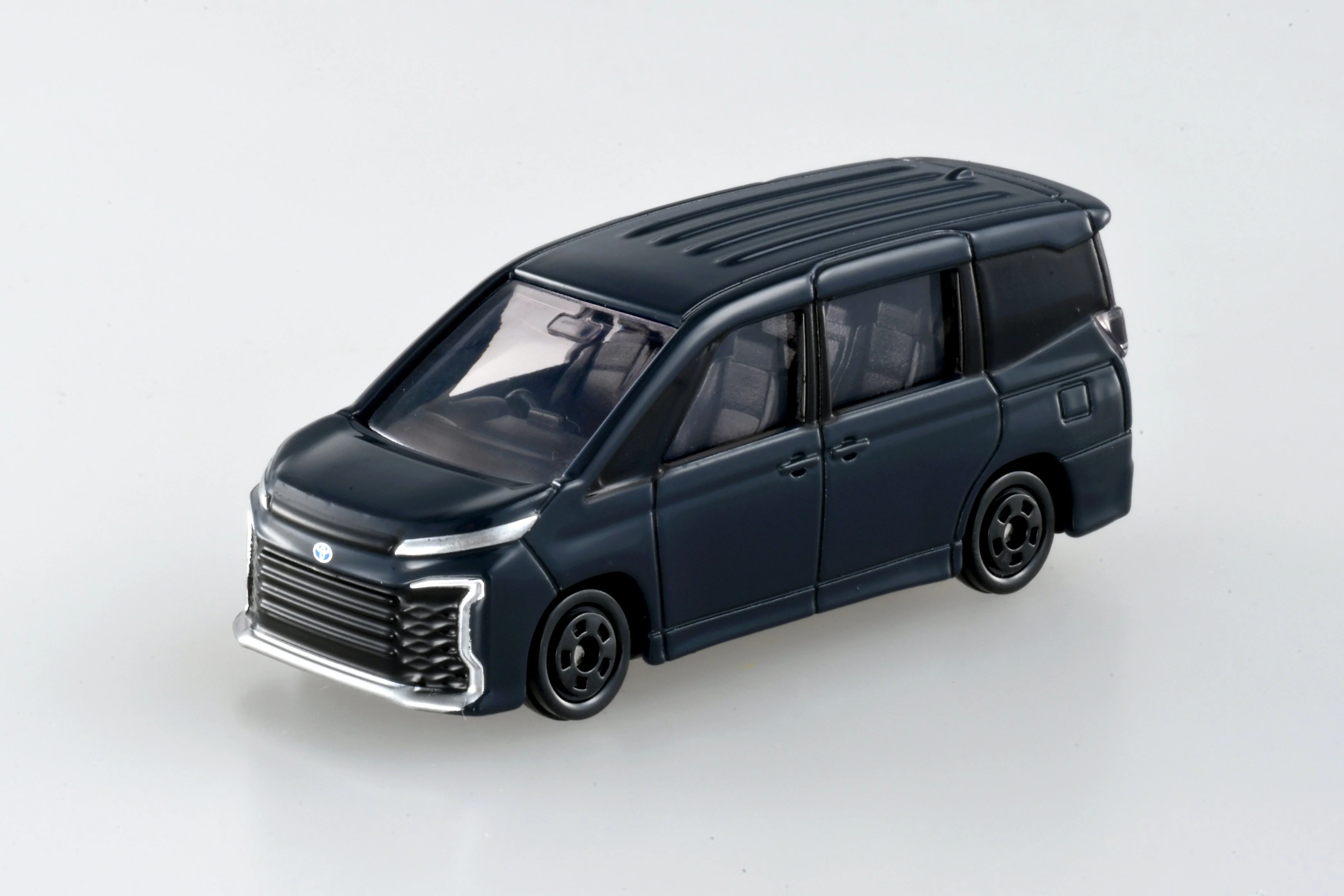Toyota Voxy Core Tomica By Takara Tomica - Image 3