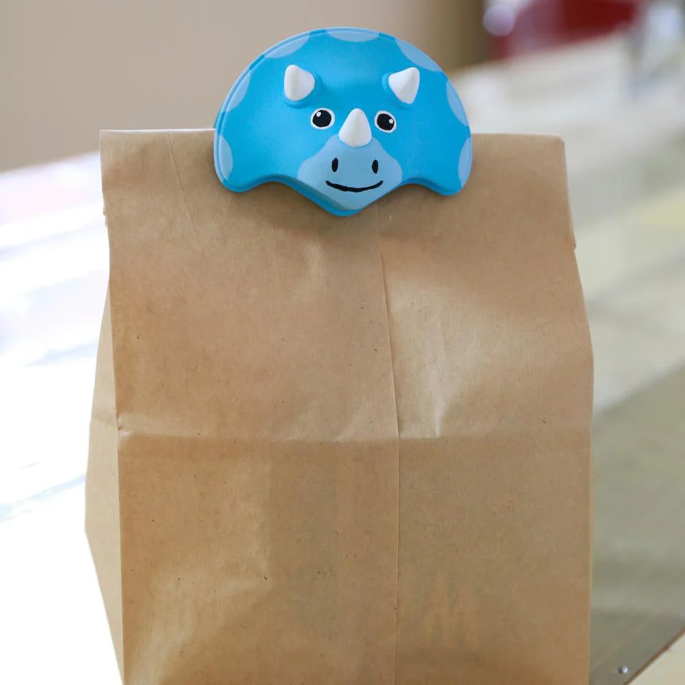 Tricerotops Talking Bag Clip by Kikkerland - Image 3